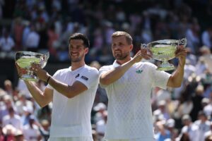 Los británicos Julian Cash y Lloyd Glasspool tras ganar la inal de dobles de Wimbledon EFE/EPA/NEIL HALL