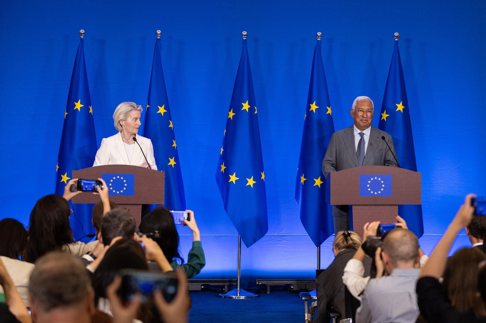 El presidente del Consejo Europeo, Antonio Costa (der.), y la presidenta de la Comisión Europea, Ursula von der Leyen (izq.), asisten a una conferencia de prensa en la Delegación de la UE en China, en Pekín, China, el 24 de julio de 2025. La conferencia fue sobre su reunión anterior con el presidente chino, Xi Jinping.EFE/EPA/JESSICA LEE
