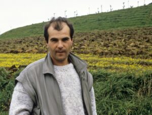 Santoña (Cantabria), 1-9-1987.- Rafael Escobedo pasea por los alrededores de la prisión de El Dueso, donde cumple condena por el asesinato de los Marqueses de Urquijo. EFE
