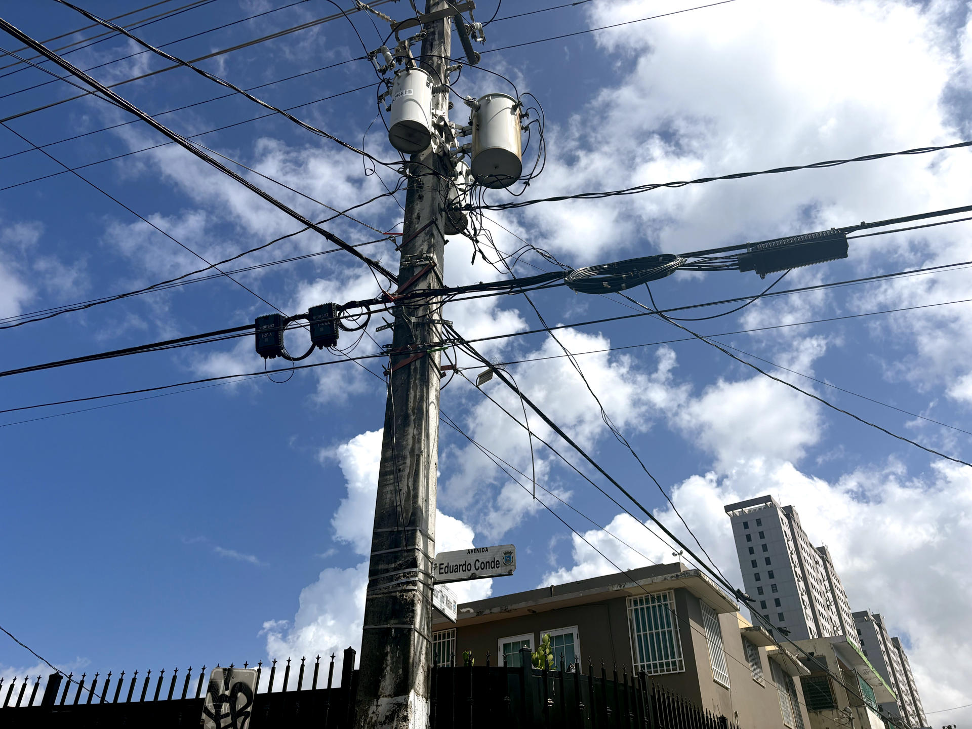 Fotografía de las conexiones eléctricas en una calle este 28 de julio 2025, en San Juan (Puerto Rico). EFE/ Esther Alaejos
