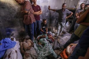 Los cuerpos de palestinos desplazados internamente yacen en la morgue del Hospital Al Shifa después de que varias personas fueron asesinadas a tiros en un punto de distribución de alimentos cerca de Zikim en la ciudad de Gaza, 31 de julio de 2025. Más de 80 palestinos fueron asesinados el 30 de julio después de que las tropas israelíes abrieran fuego en un punto de distribución de alimentos cerca de Zikim, dijo el Ministerio de Salud palestino. EFE/EPA/MOHAMMED SABER -- ATTENTION EDITORS: GRAPHIC CONTENT --