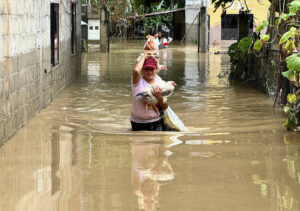 Fotografía cedida por la Prefectura de Zamora Chinchipe que muestra personas caminando en medio de una inundación en la provincia Zamora Chinchipe (Ecuador). EFE/Prefectura de Zamora Chinchipe