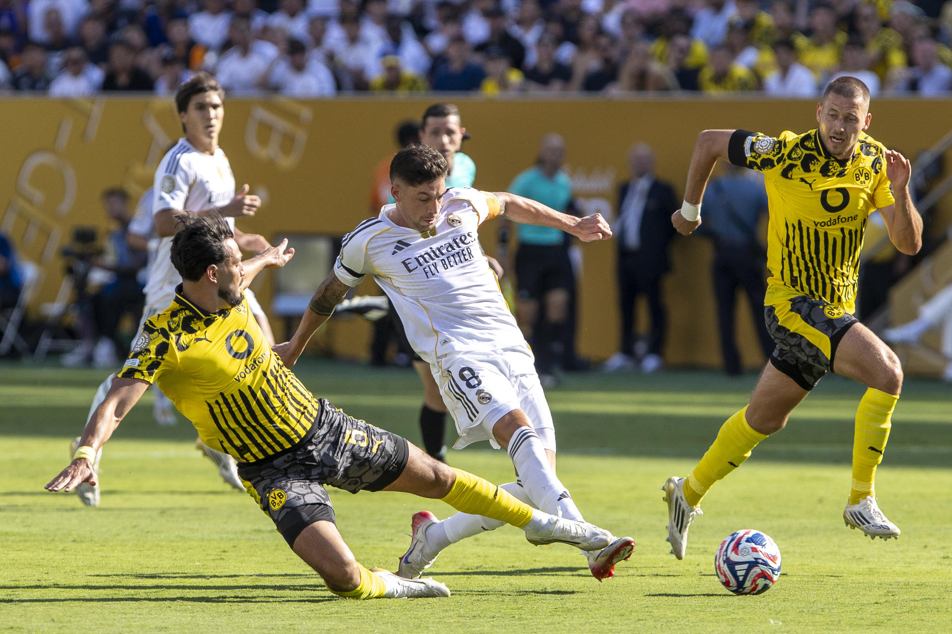 El centrocampista uruguayo Federico Valverde (c) fue una de las figuras del Real Madrid este sábado en Nueva Jersey del partido que los clasificó con victoria por 3-2 sobre el Borussia Dortmund a las semifinales del Mundial de Clubes. EFE/Ángel Colmenares