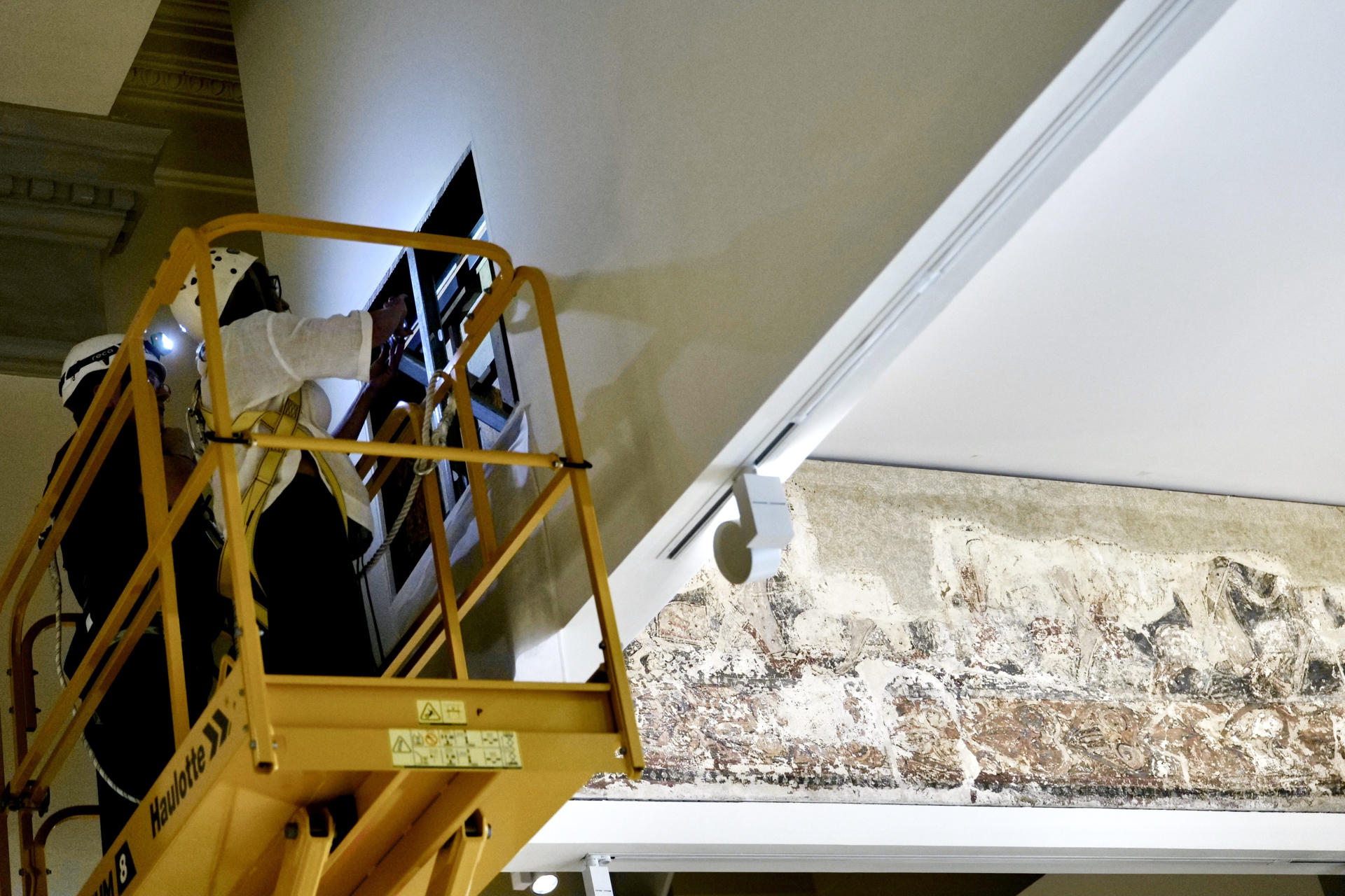Los cuatro técnicos aragoneses que preparan la vuelta al Monasterio de Sijena de las pinturas de la Sala Capitular que hoy día se exponen en el Museo Nacional de Arte de Cataluña (MNAC) estudiarán al detalle hasta el miércoles las medidas, el color, la textura y los anclajes de las piezas para conocer con "precisión absoluta" sus condiciones antes de proceder al traslado. EFE/Fabian Simon/Gobierno de Aragón / SOLO USO EDITORIAL/SOLO DISPONIBLE PARA ILUSTRAR LA NOTICIA QUE ACOMPAÑA (CRÉDITO OBLIGATORIO)