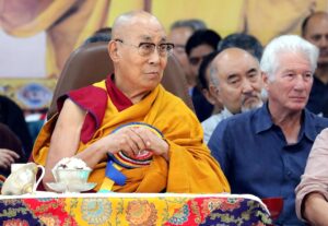 El Dalai Lama participa este domingo en las ceremonias de su cumpleaños en el templo de Tsuglagkhang, acompañado por el actor Richard Gere (dha). EFE/EPA/HARISH TYAGI