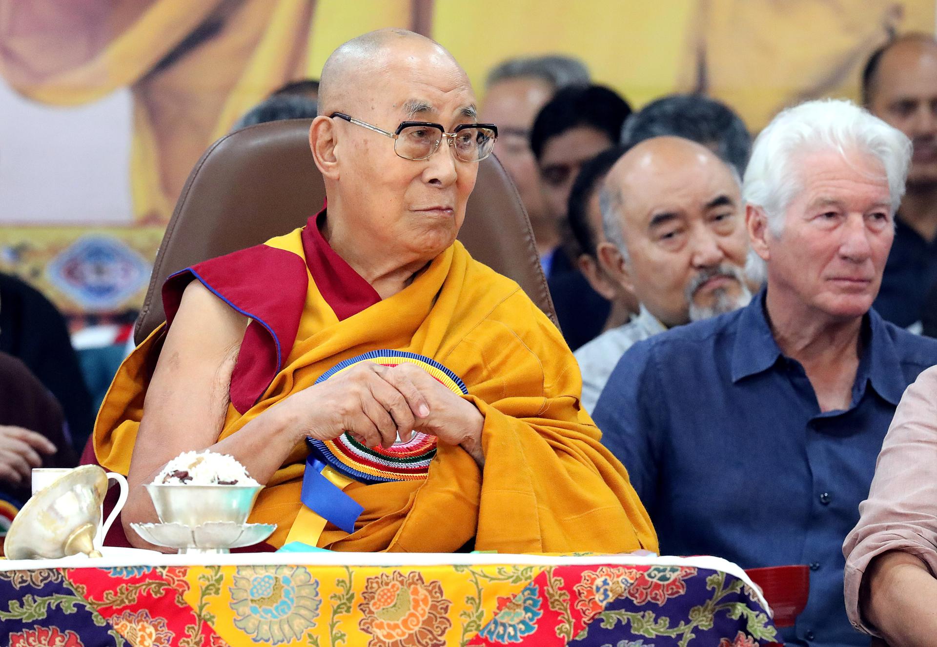 El Dalai Lama participa este domingo en las ceremonias de su cumpleaños en el templo de Tsuglagkhang, acompañado por el actor Richard Gere (dha). EFE/EPA/HARISH TYAGI