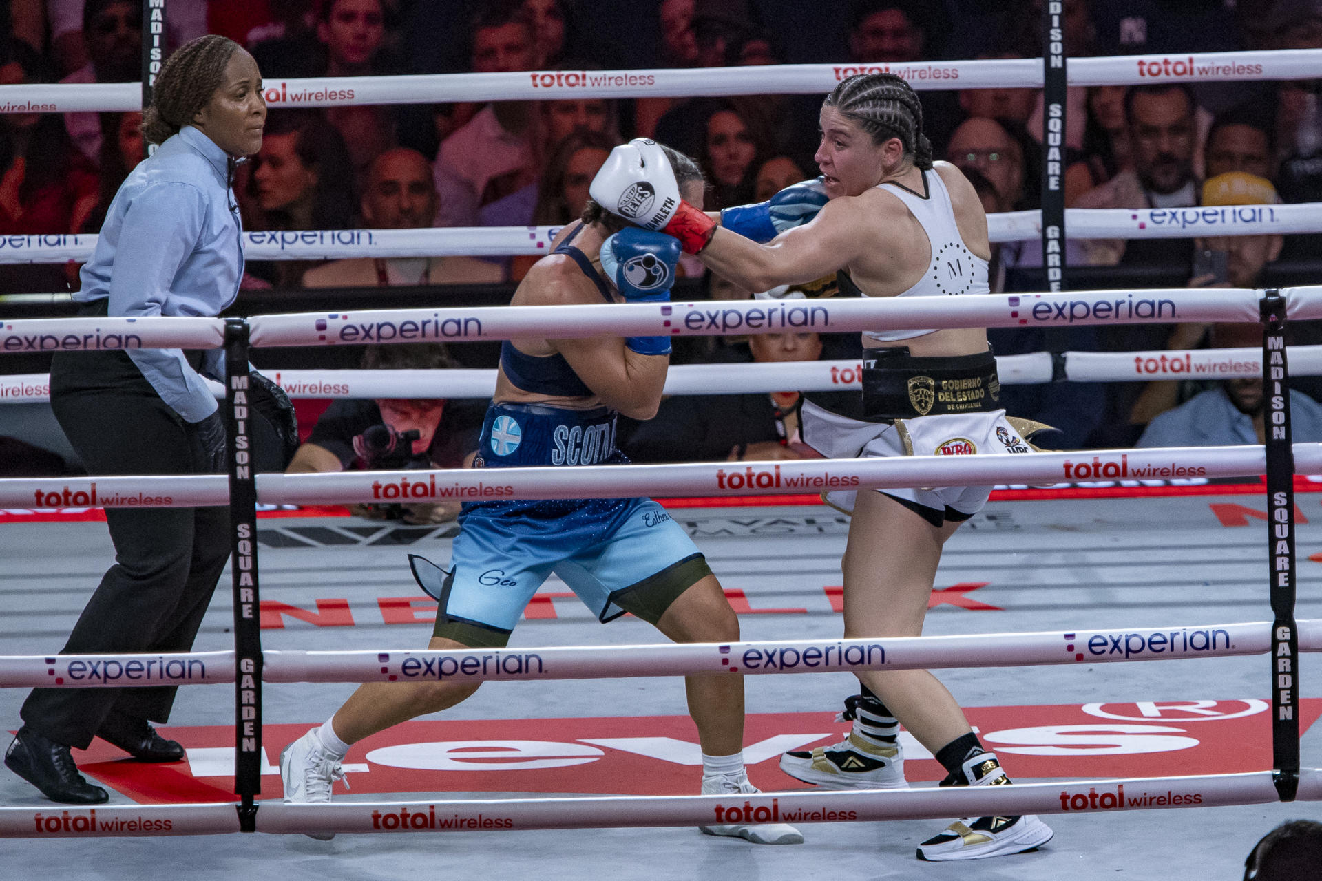 La mexicana Yamileth Mercado (d) pelea contra la británica Ellie Scotney en el Madison Square Garden en Nueva York (Estados Unidos). EFE/Ángel Colmenares
