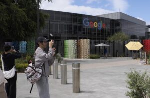 Fotografía de archivo de gente en el Googleplex, en Mountain View, California. EFE/JOHN G. MABANGLO