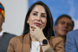 La excandidata presidencial del correísmo, Luisa González, asiste a unas declaraciones a la prensa este martes, en Quito (Ecuador). EFE/ José Jácome