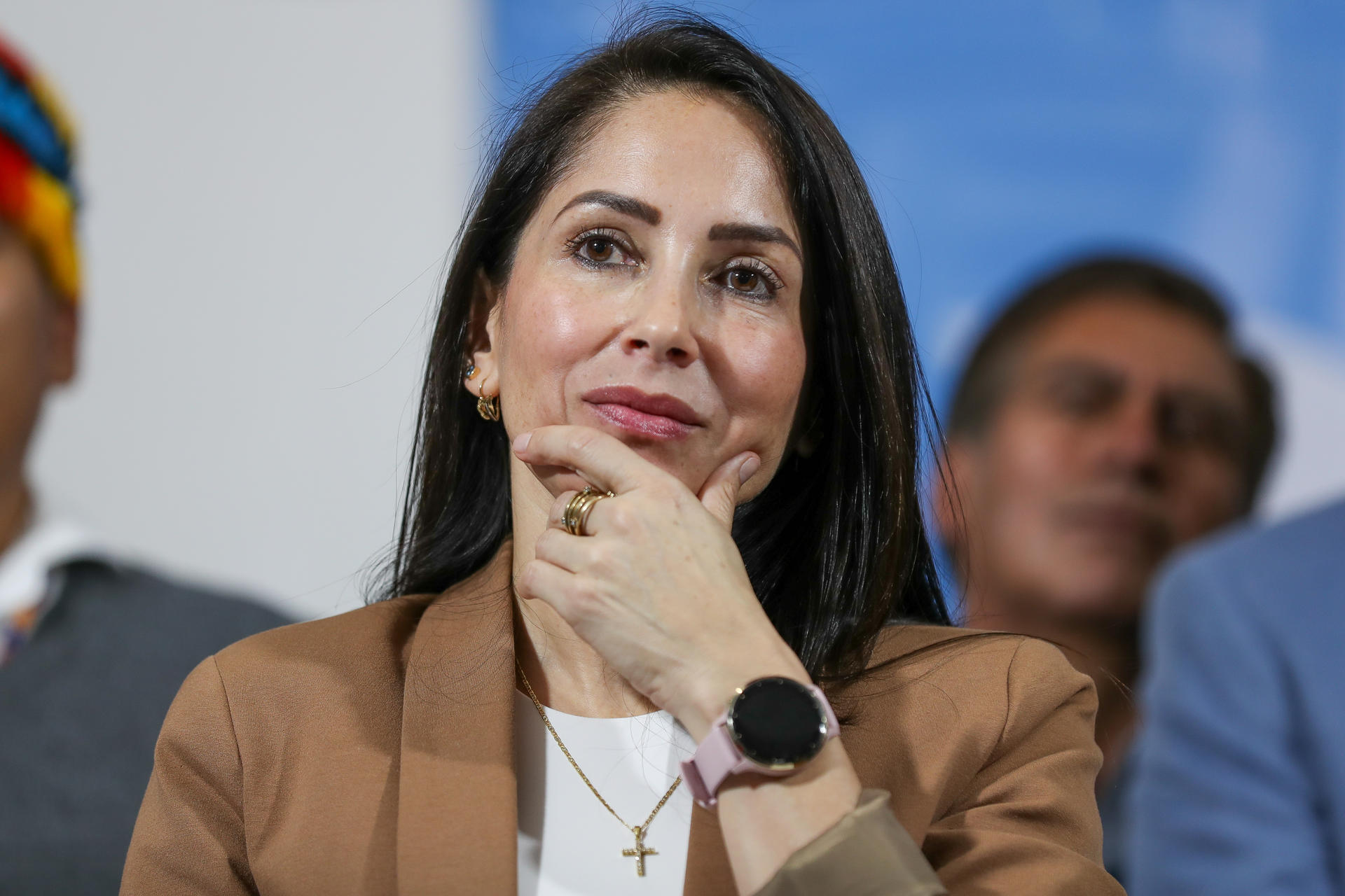 La excandidata presidencial del correísmo, Luisa González, asiste a unas declaraciones a la prensa este martes, en Quito (Ecuador). EFE/ José Jácome