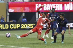 El centrocampista del Bayern Múnich Jamal Musiala, centrocampista del Bayern Múnich, durante el partido que este sábado disputó frente al PSG, correspondiente a los cuartos de final del Mundial de Clubes. El futbolista será "operado en breve" de la grave lesión que sufrió en el peroné de la pierna izquierda tras ser arrollado por el guardameta Gianluigi Donnarumma en la disputa por un balón. EFE/EPA/ERIK S. LESSER