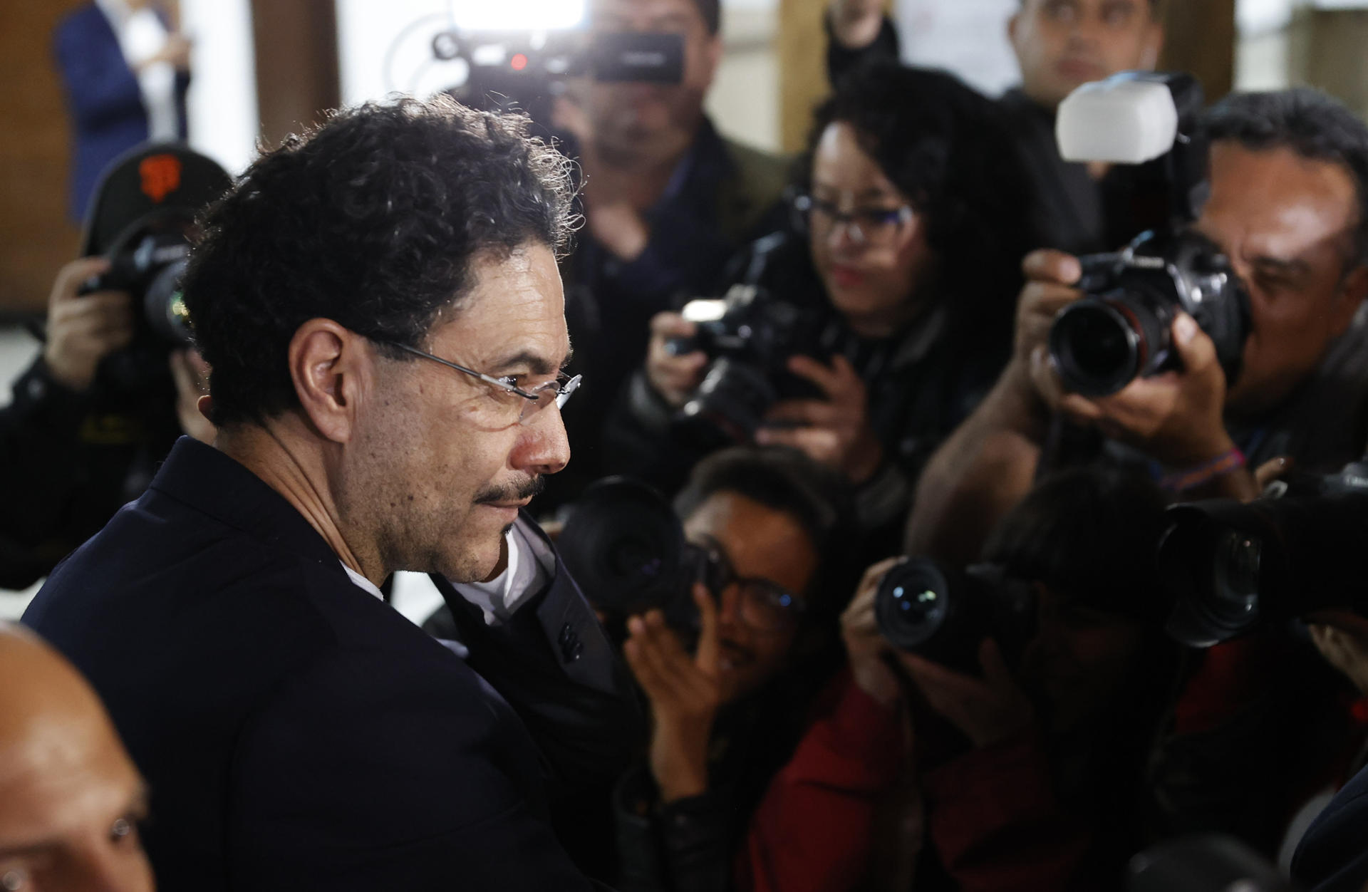 El senador de Colombia Iván Cepeda habla con medios de comunicación al finalizar la audiencia contra el expresidente de Colombia Álvaro Uribe este lunes, en Bogotá (Colombia). La jueza Sandra Heredia condenó a Uribe por los delitos de soborno en actuación penal y fraude procesal y absuelto del de soborno simple. EFE/ Mauricio Dueñas
