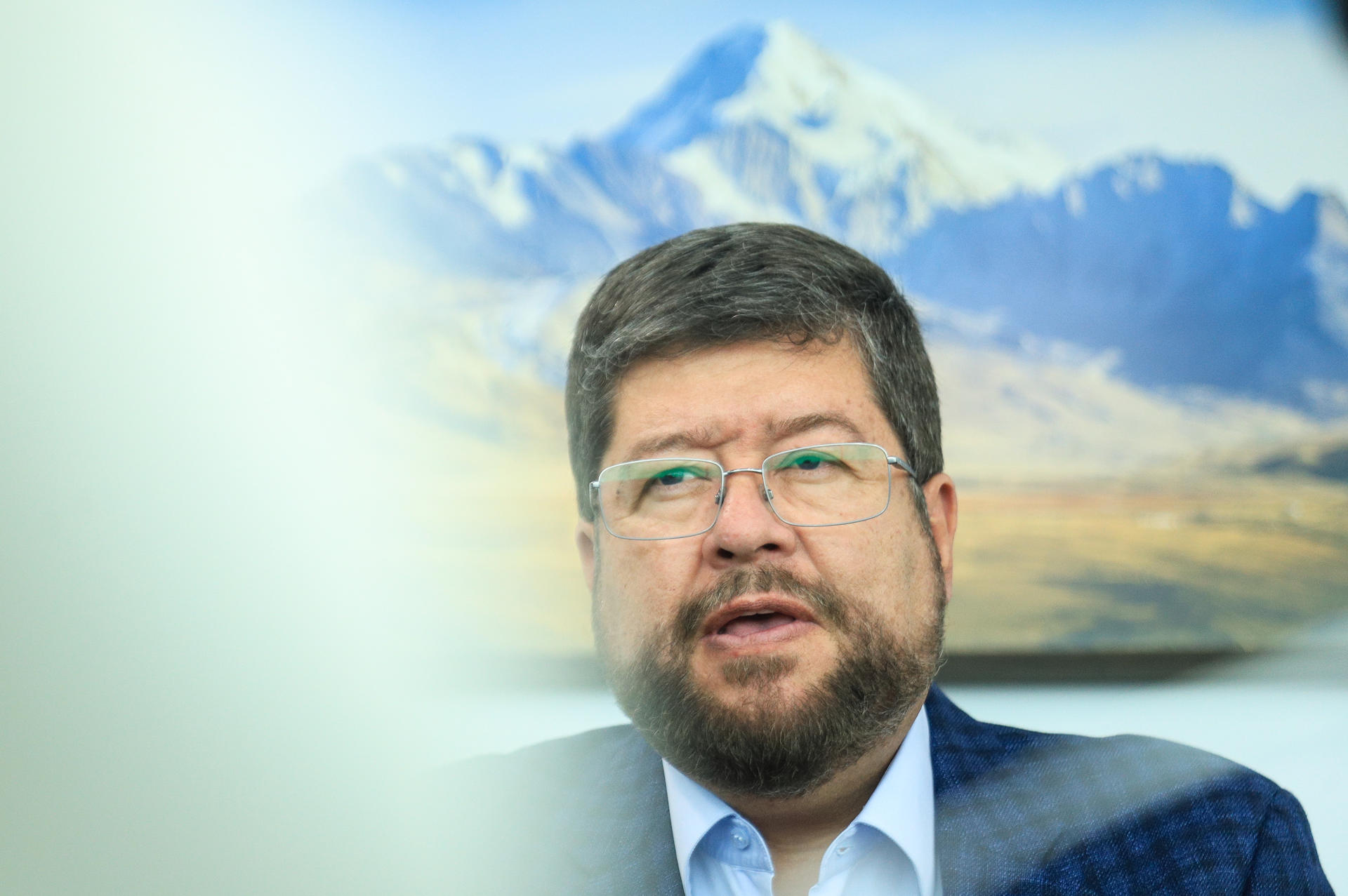 El candidato opositor a la presidencia de Bolivia Samuel Doria Medina habla en una entrevista con EFE este miércoles, en La Paz (Bolivia). EFE/ Gabriel Márquez