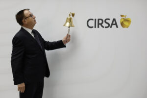 El presidente ejecutivo de la compañía de juego CIRSA, Joaquim Agut, durante el acto de salida a la Bolsa española donde ha debutado este miércoles con un alza del 6,67 %, después de marcar un primer precio de 16 euros por acción, frente a los 15 euros fijados para su salida al mercado. EFE/Toni Albir