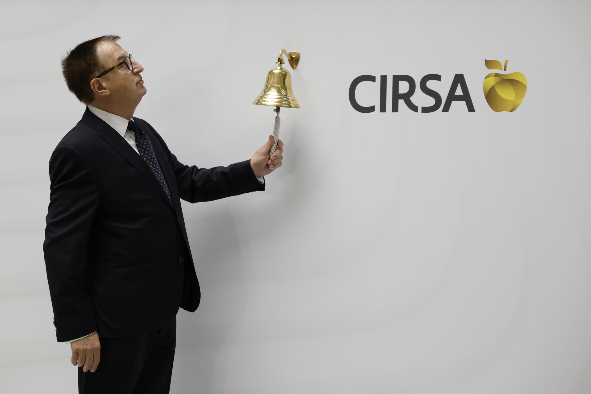 El presidente ejecutivo de la compañía de juego CIRSA, Joaquim Agut, durante el acto de salida a la Bolsa española donde ha debutado este miércoles con un alza del 6,67 %, después de marcar un primer precio de 16 euros por acción, frente a los 15 euros fijados para su salida al mercado. EFE/Toni Albir