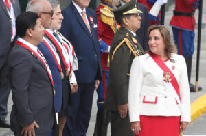 La presidenta de Perú, Dina Boluarte, pasa revista a las tropas a su llegada al Congreso este lunes, en Lima (Perú). EFE/ Paolo Aguilar