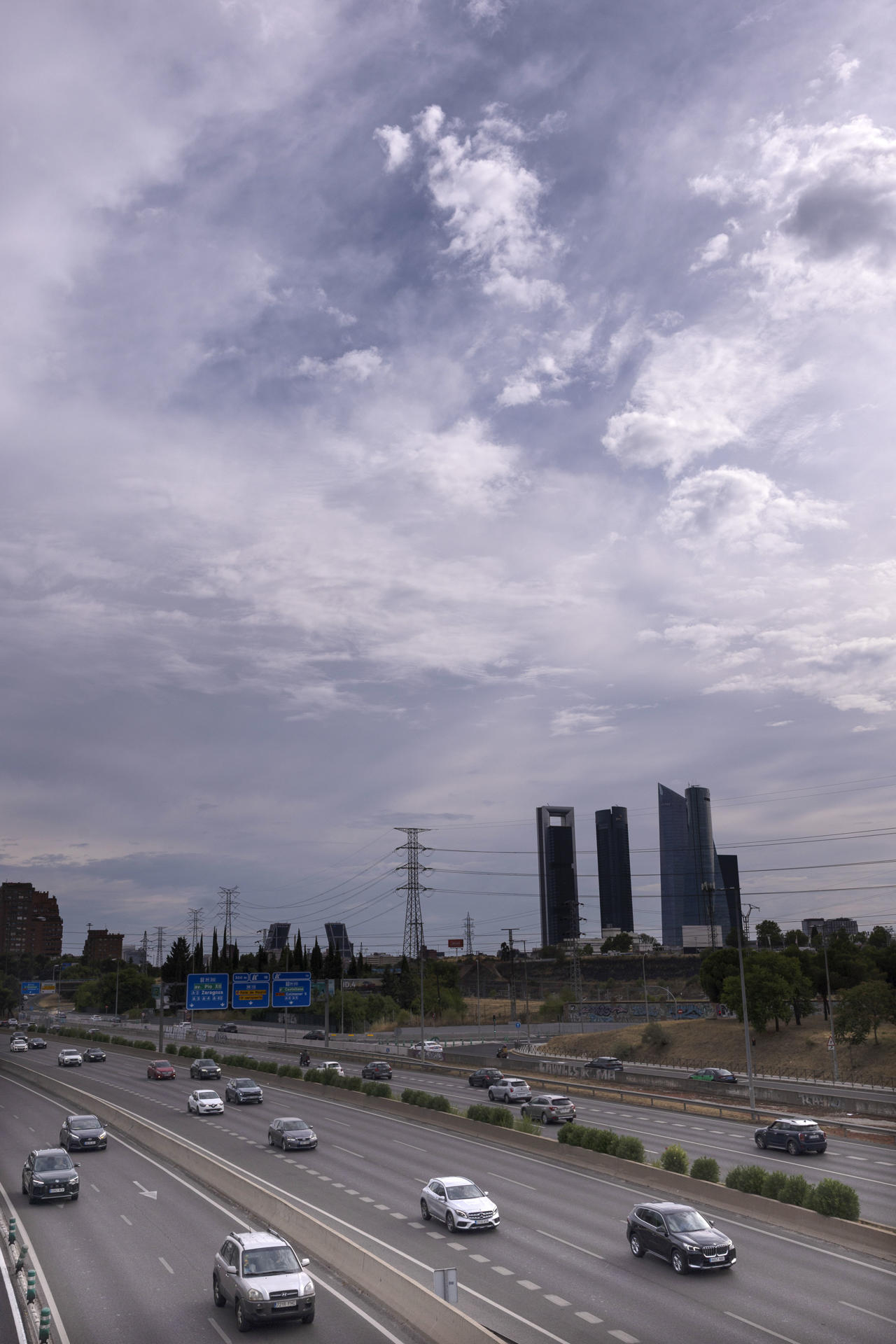 Tráfico en la zona norte de Madrid este miércoles. España atraviesa estos días un inusual episodio fresco para esta época canicular, el periodo más cálido del verano, por la llegada de vientos del norte y noroeste que dejan temperaturas -diurnas como nocturnas- entre 5 y 10 grados por debajo de lo normal. EFE/Chema Moya