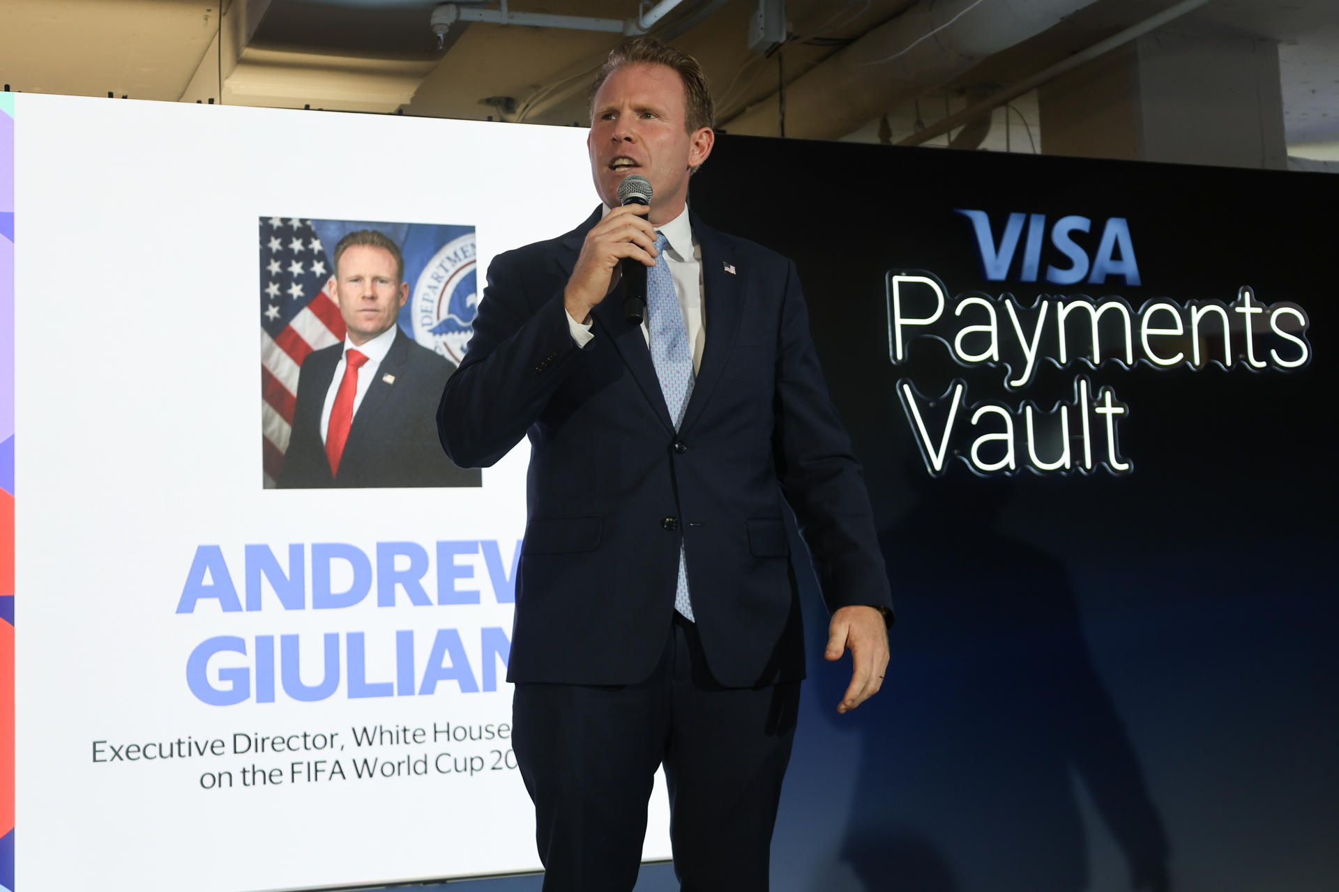 El director del Grupo de Trabajo de la Casa Blanca para la Copa Mundial de la FIFA 2026, Andrew Giuliani, al intervenir este jueves, 31 de julio, durante la presentación de la campaña para que los clientes de la compañía crediticia Visa tengan acceso exclusivo al primer sorteo de entradas para el torneo, en Washington DC (EE.UU.). EFE/Octavio Guzmán