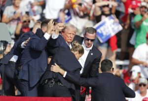 El entonces candidato a la Presidencia de EE.UU., Donald Trump, levanta el puño mientras es llevado del escenario por el servicio secreto tras un incidente durante un mitin de campaña en la Butler Farm Show Inc. en Butler, Pensilvania, en una fotografía de archivo del 13 de julio de 2024. EFE/DAVID MAXWELL
