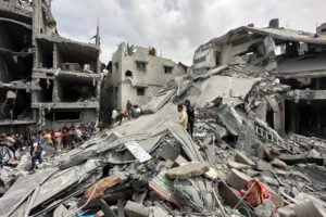 Imagen del barrio de Shujaiya, al este de la norteña ciudad de Gaza, el 09/04/2025, en el que murieron al menos 23 personas, entre ellos ocho mujeres y ocho niños, en el bombardeo de un avión israelí contra un bloque de viviendas. EFE/ Ahmad Awad