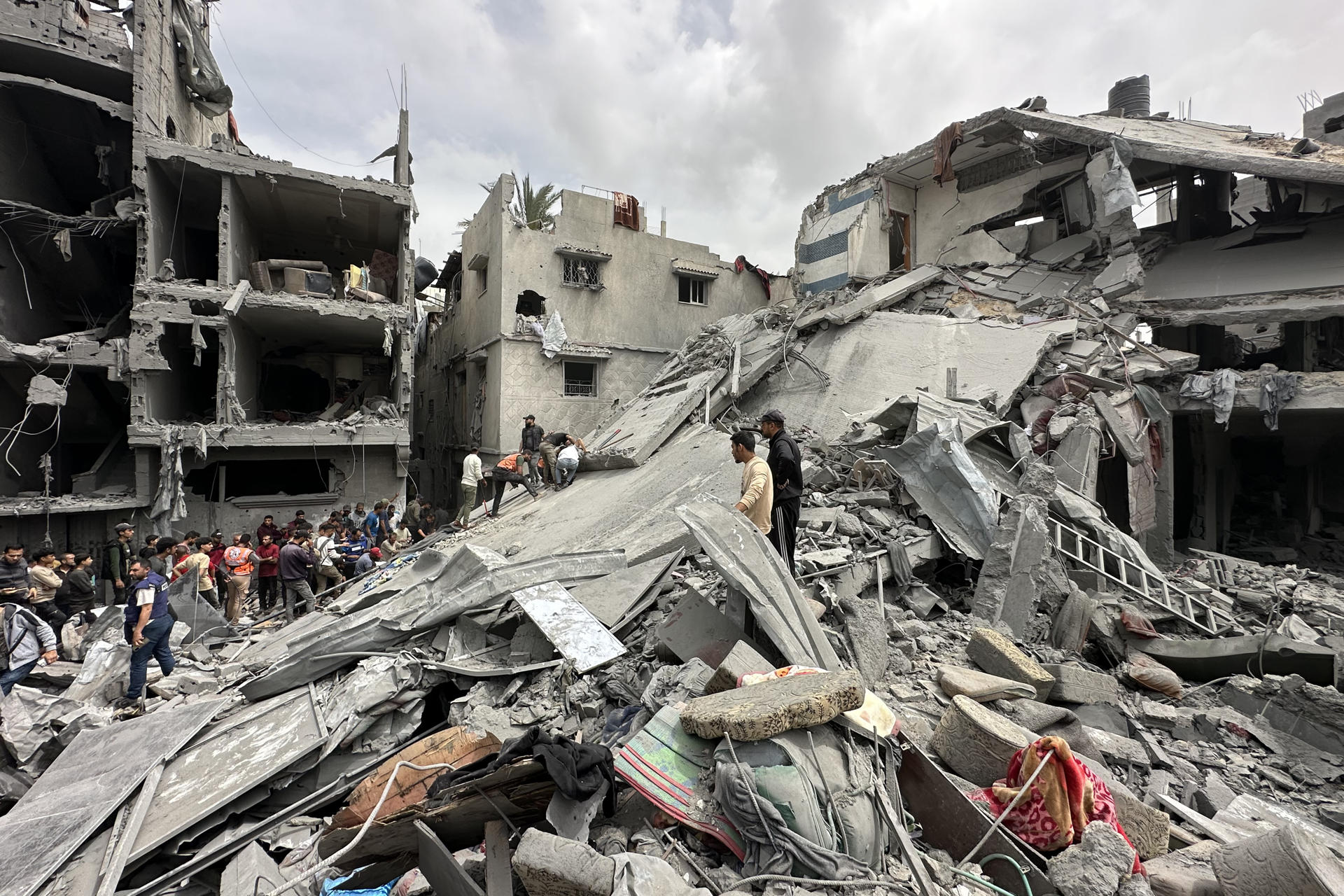 Imagen del barrio de Shujaiya, al este de la norteña ciudad de Gaza, el 09/04/2025, en el que murieron al menos 23 personas, entre ellos ocho mujeres y ocho niños, en el bombardeo de un avión israelí contra un bloque de viviendas. EFE/ Ahmad Awad