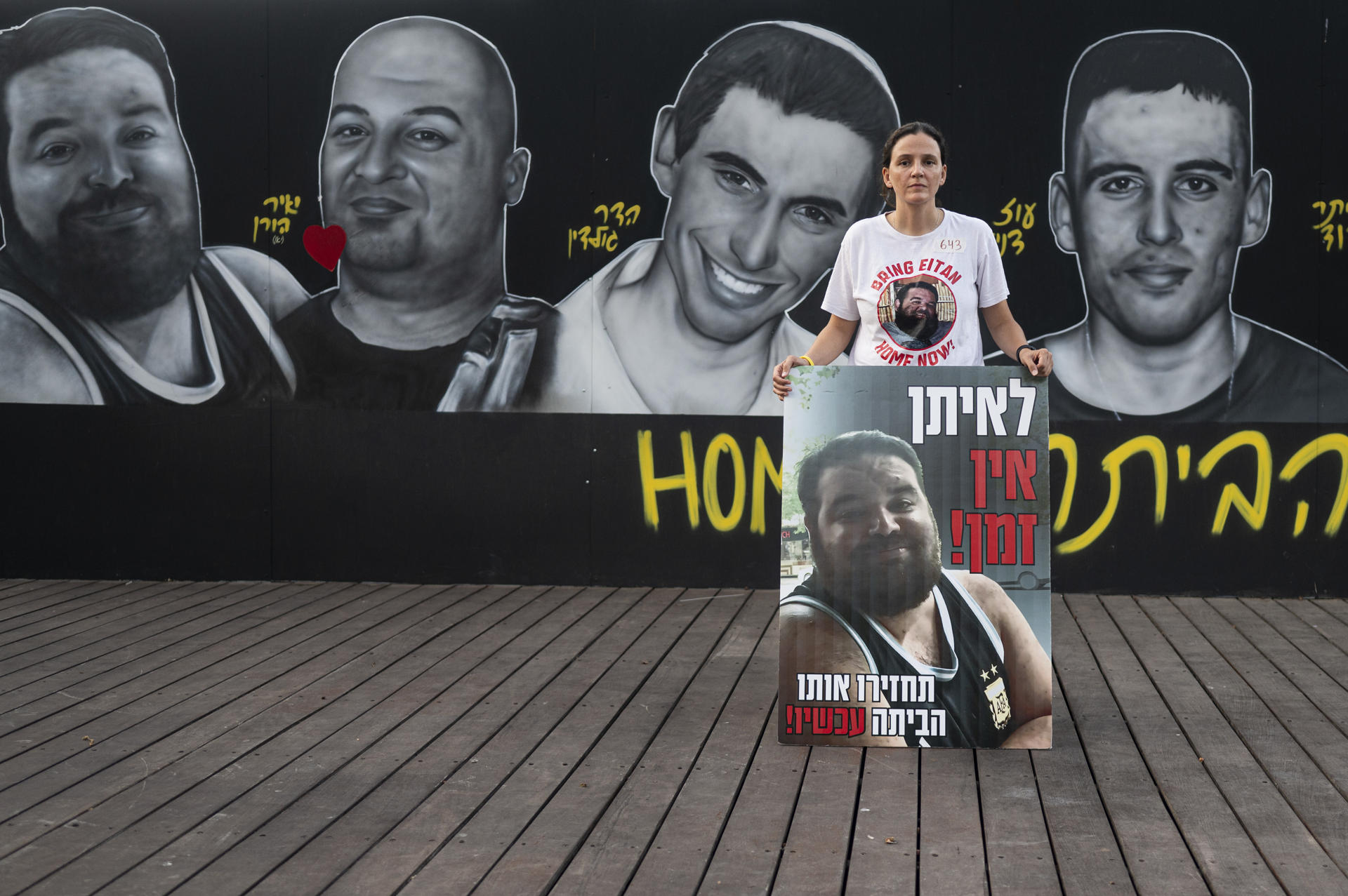 Junto a un enorme mural con el rostro del rehén israelí de origen argentino Eitan Horn, Dalia Cusnir, su cuñada de 43 años, saca fuerzas de flaqueza para seguir protestando todos los días, tras más de un año y medio, para exigir un acuerdo de alto el fuego con Hamás que, una vez más, ha vuelto a quedar estancado, pese a que la semana pasada su llegada parecía inminente. EFE/Magda Gibelli