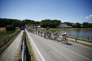 El pelotón durante la etapa 8 del Tour de Francia. EFE/EPA/MARTIN DIVISEK