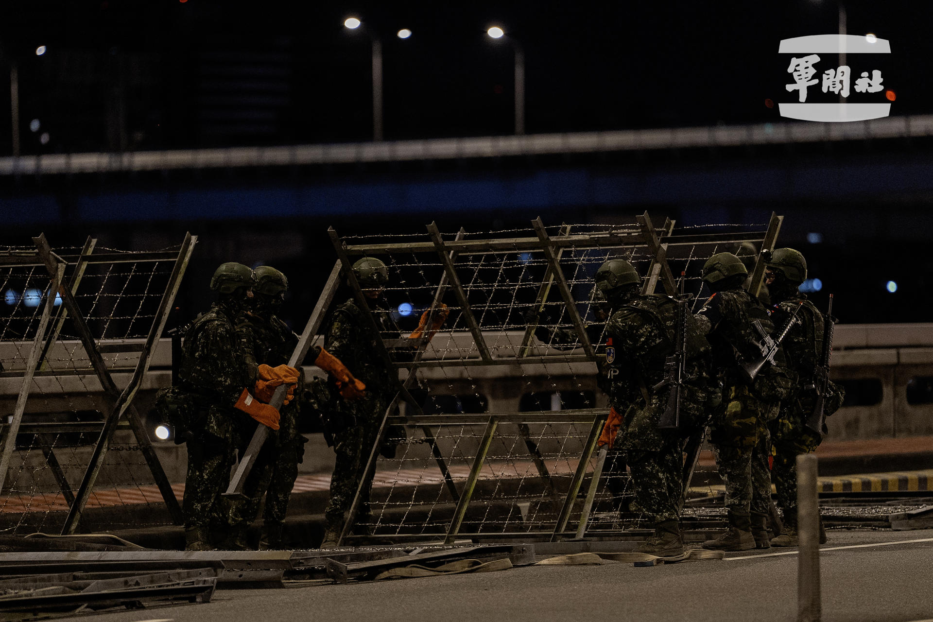Uno de los principales puentes del área metropolitana de Taipéi fue cerrado este martes durante varias horas para simular el ingreso de tropas chinas a la ciudad, un ejercicio que tuvo lugar en el marco de las maniobras militares anuales de la isla, conocidas como Han Kuang. EFE/ Agencia de Noticias Militares (MNA) de Taiwán // SOLO USO EDITORIAL/SOLO DISPONIBLE PARA ILUSTRAR LA NOTICIA QUE ACOMPAÑA (CRÉDITO OBLIGATORIO)