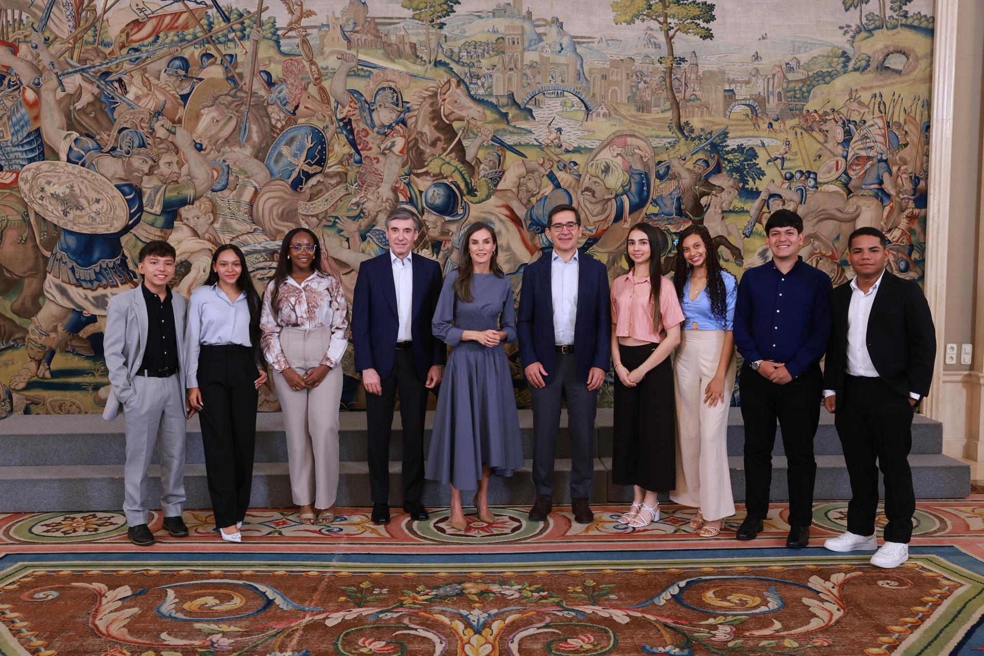 La reina Letizia de España recibe este miércoles a un grupo de diez jóvenes de Colombia y Perú, hijos de emprendedores en situación de vulnerabilidad en Latinoamérica y beneficiarios de las becas que concede la Fundación Microfinanzas BBVA para acceder a estudios universitarios. EFE/ Casa De S.M. El Rey / José Jiménez SOLO USO EDITORIAL/SOLO DISPONIBLE PARA ILUSTRAR LA NOTICIA QUE ACOMPAÑA (CRÉDITO OBLIGATORIO)
