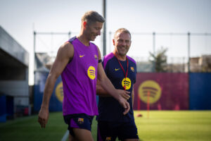 El jugador del FC Barcelona Robert Lewandowski y el entrenador, Hansi Flick, durante la primera sesión de entrenamientos de la pretemporada, que el club azulgrana realizado este lunes. EFE/Marc Graupera/FC Barcelona