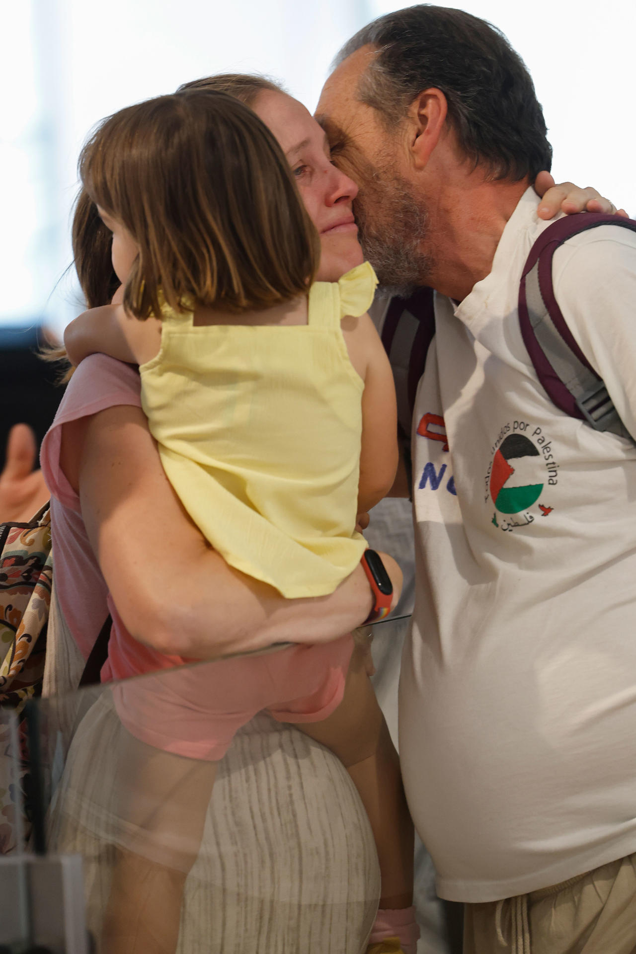El activista que viajaba en el barco Handala de la Flotilla de la Libertad Santiago González Vallejo a su llegada a Madrid tras permanecer bajo la custodia de las autoridades de Israel desde el pasado día 26, cuando el buque fue interceptado. EFE/ J.P Gandul