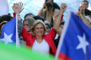 Fotografía de archivo de la precandidata presidencial por la coalición de derecha Chile Vamos, Evelyn Matthei, durante un acto proselitista, en Temuco (Chile). EFE/Mario Ruiz