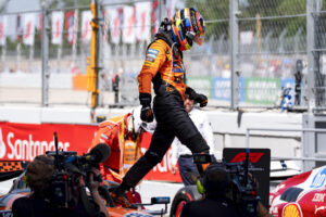 Imagen de archivo en la que el piloto australiano del equipo McLaren Oscar Piastri celebra su victoria en el Gran Premio de España de Fórmula Uno, en el circuito de Barcelona-Cataluña, en Montmeló (Barcelona).- EFE/ Siu Wu