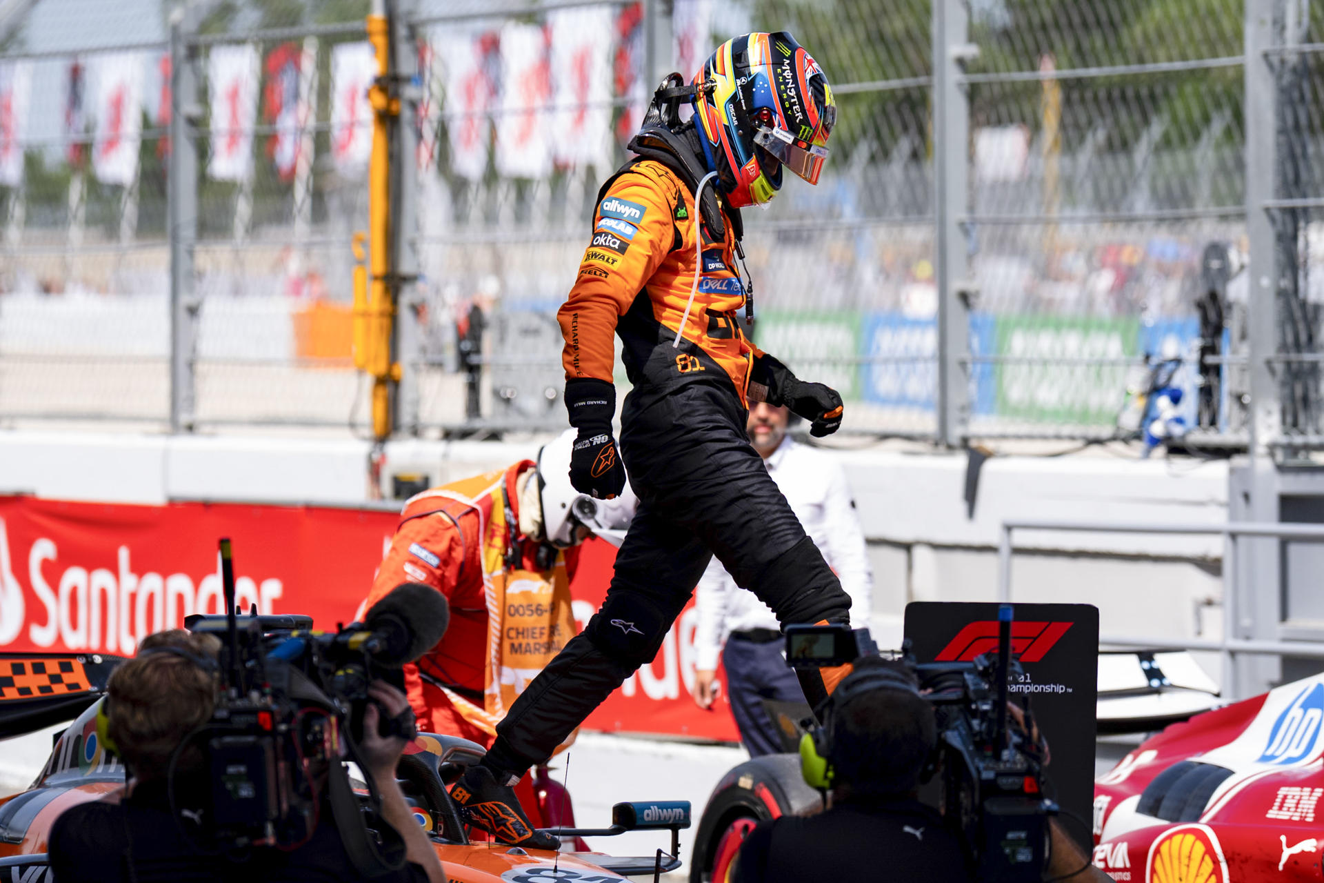 Imagen de archivo en la que el piloto australiano del equipo McLaren Oscar Piastri celebra su victoria en el Gran Premio de España de Fórmula Uno, en el circuito de Barcelona-Cataluña, en Montmeló (Barcelona).- EFE/ Siu Wu