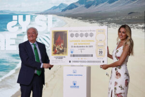 El presidente de Loterías y Apuestas del Estado, Jesús Huerta Almendro, y la presentadora de televisión Blanca Benlloch durante la presentación este jueves en Madrid de los décimos del Sorteo Extraordinario de la Lotería de Navidad. EFE/Mario Morón