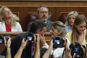 La vicepresidenta segunda y ministra de Trabajo, Yolanda Díaz (c-d), recibe el pésame del presidente del Gobierno, Pedro Sánchez, a su llegada al Congreso de los Diputados antes del inicio del pleno de la Cámara Baja, este miércoles. Díaz ha mantenido su presencia este miércoles en el pleno del Congreso tras el fallecimiento de su padre y seguirá siendo ella quien responda a la comparecencia del presidente del Ejecutivo, Pedro Sánchez. EFE/ Javier Lizon