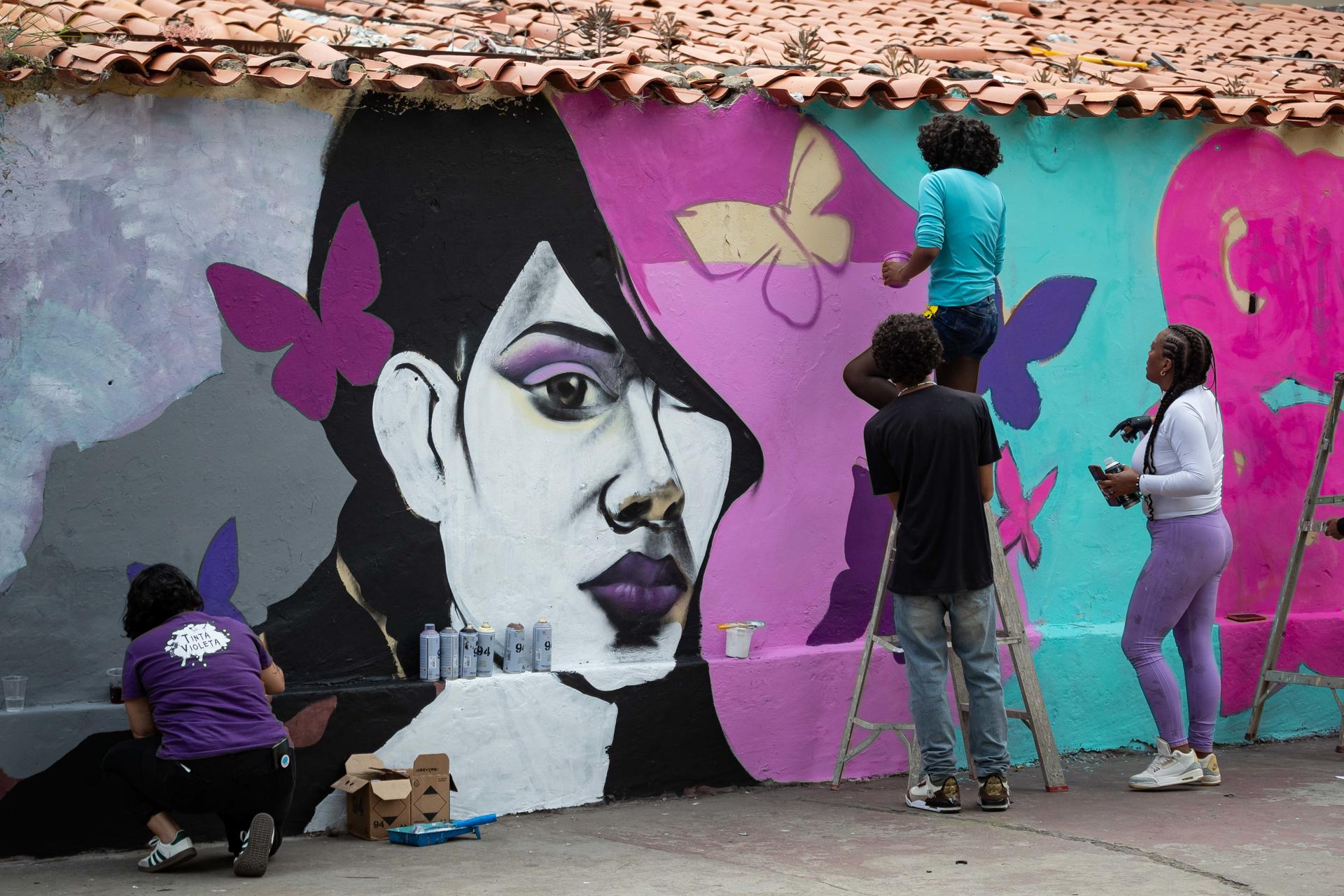 Personas pintan un mural durante el evento 'Hip Hop hecho por Mujeres' este sábado, en Caracas (Venezuela). EFE/ Ronald Peña R
