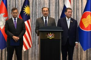 El primer ministro de Malasia, Anwar Ibrahim (c), habla tras mediar en la reunión entre sus homólogos de Camboya, Hun Manet (i), y tailandés, Phumtham Wechayachai (d), para acordar un alto el fuego entre ambos países depués de cinco días de enfrentamientos en la frontera.
EFE/EPA/MOHD RASFAN / POOL