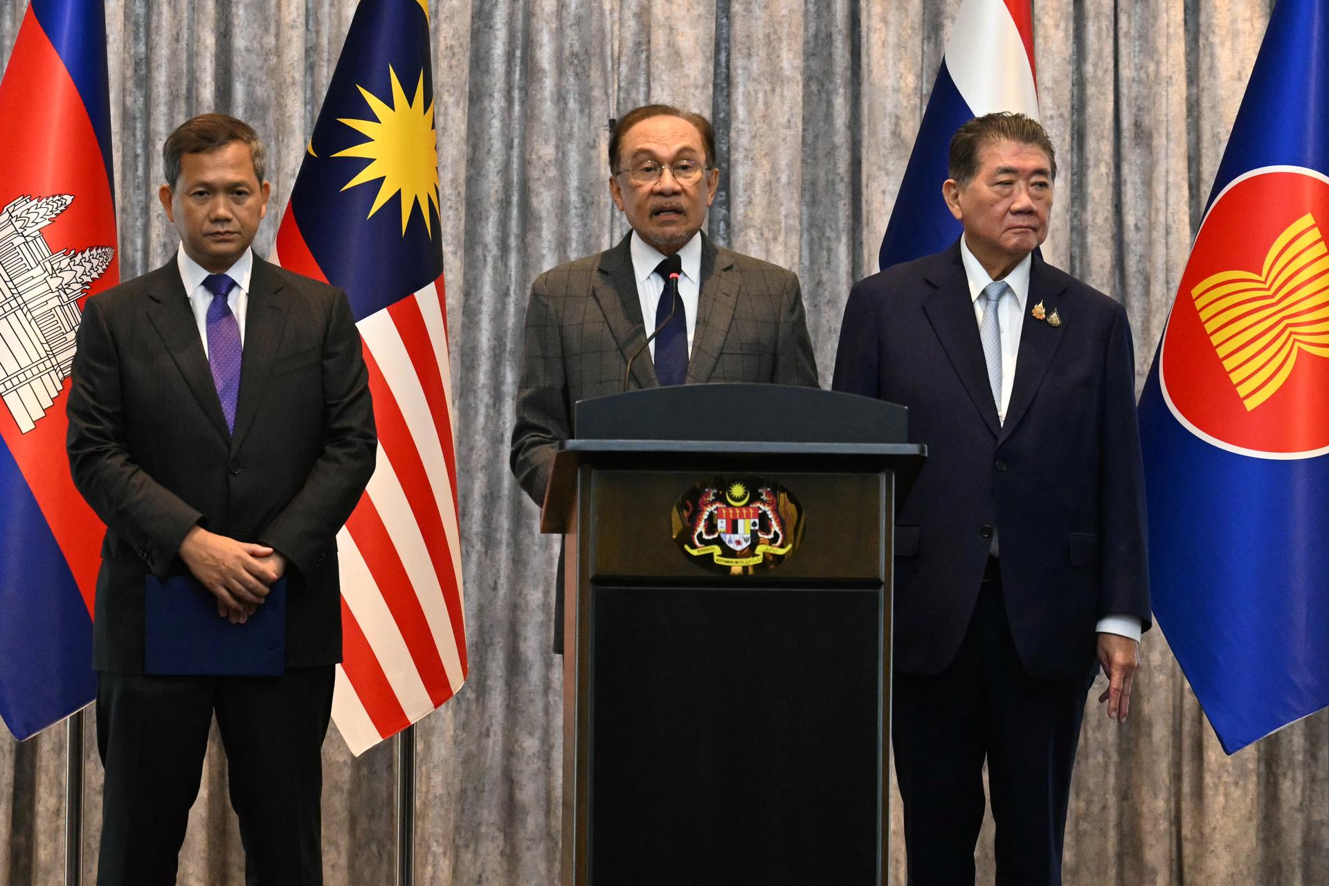 El primer ministro de Malasia, Anwar Ibrahim (c), habla tras mediar en la reunión entre sus homólogos de Camboya, Hun Manet (i), y tailandés, Phumtham Wechayachai (d), para acordar un alto el fuego entre ambos países depués de cinco días de enfrentamientos en la frontera.
EFE/EPA/MOHD RASFAN / POOL