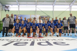 El Rocasa Gran Canaria de balonmano ha presentado este lunes por la tarde a su plantilla y el cuerpo técnico para la temporada 2025-2026 en la Liga Iberdrola, antes del primer entrenamiento del verano. EFE/Ángel Medina G.