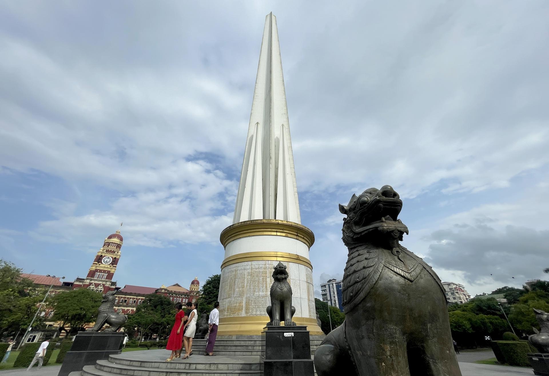 YANGON (Myanmar), 31/07/2025.- People visit the Independence Monument inside Maha Bandoola Park in Yangon, Myanmar, 31 July 2025. (Birmania) EFE/EPA/NYEIN CHAN NAING