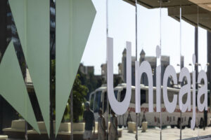 Vista de la sede central de Unicaja en Málaga este martes cuando esta entidad bancaria sube cerca del 6 % en Bolsa tras presentar sus resultados del primer semestre del año en los que ganó 338 millones de euros, un 14,8 % más que en el mismo periodo del año anterior. EFE/ Jorge Zapata