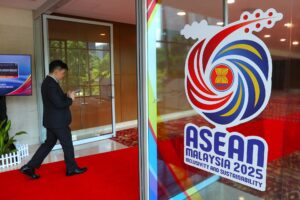 KUALA LUMPUR (Malaysia), 09/07/2025.- A participant passes by the Association of Southeast Asian Nations (ASEAN) logo during the 58th ASEAN Foreign Ministers’ Meetings in Kuala Lumpur, Malaysia, 09 July 2025. Southeast Asian foreign ministers gathered to deliberate on regional matters at the 58th ASEAN Foreign Minister’s Meetings and related meetings. (Malasia) EFE/EPA/FAZRY ISMAIL