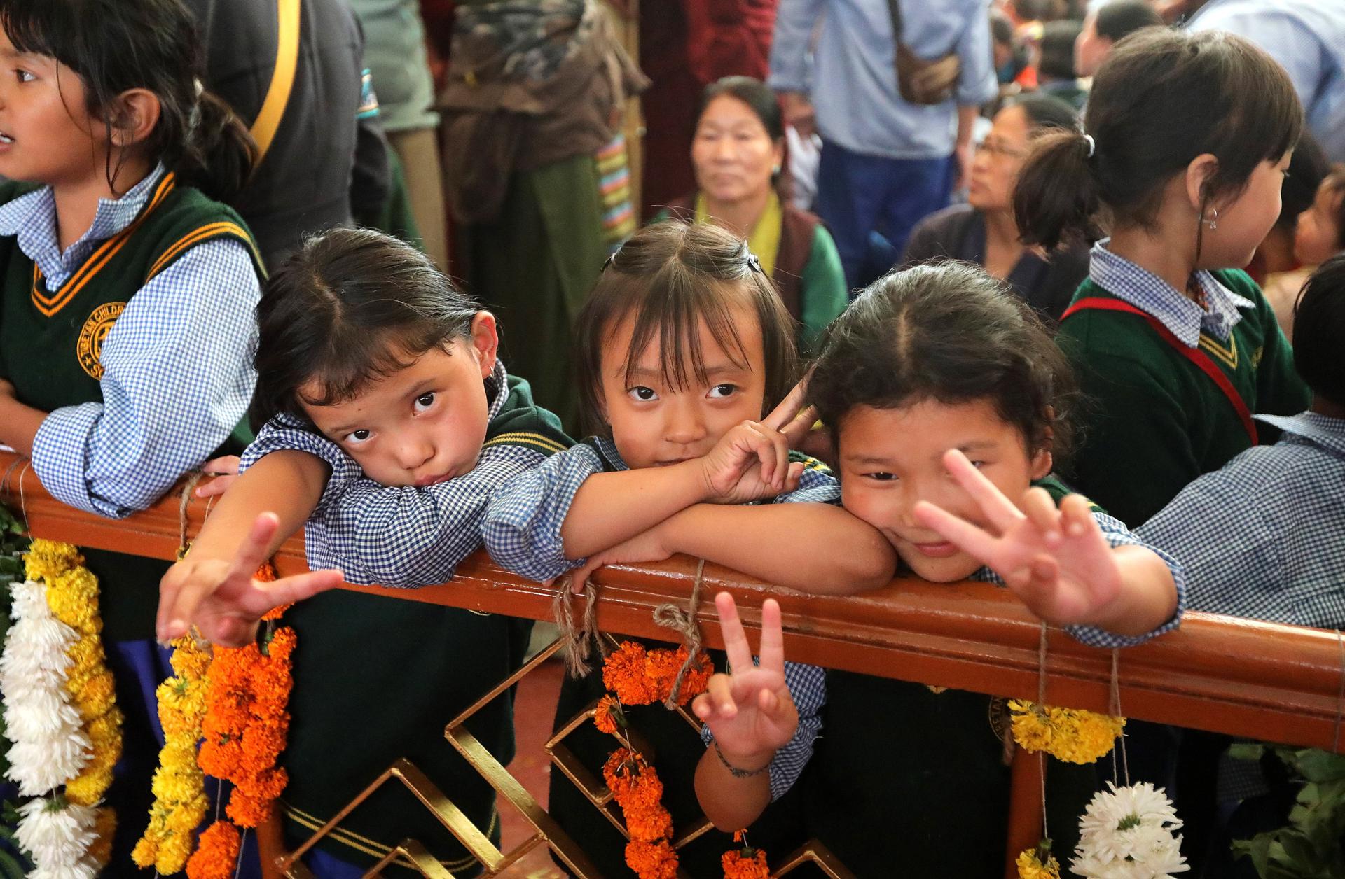 Niños tibetanos esperan al dalái lama, durante las ceremonias por su 90 cumpleaños. EFE/EPA/HARISH TYAGI