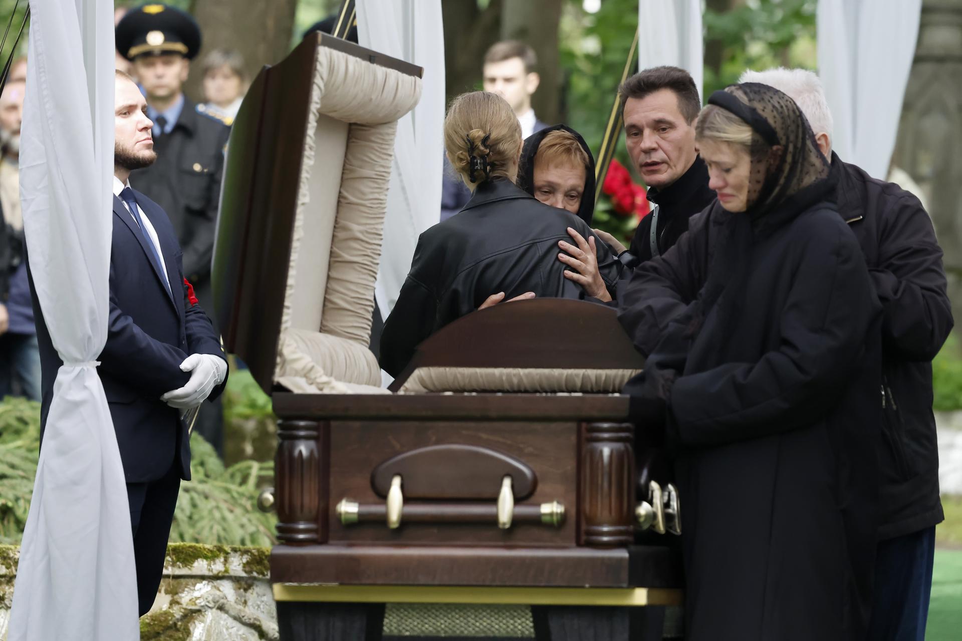 Román Starovoit, quien fue hallado muerto el pasado lunes en Moscú horas después de que el presidente ruso, Vladímir Putin, lo destituyera como ministro de Transporte, fue sepultado este viernes en San Petersburgo,EFE/EPA/ANATOLY MALTSEV