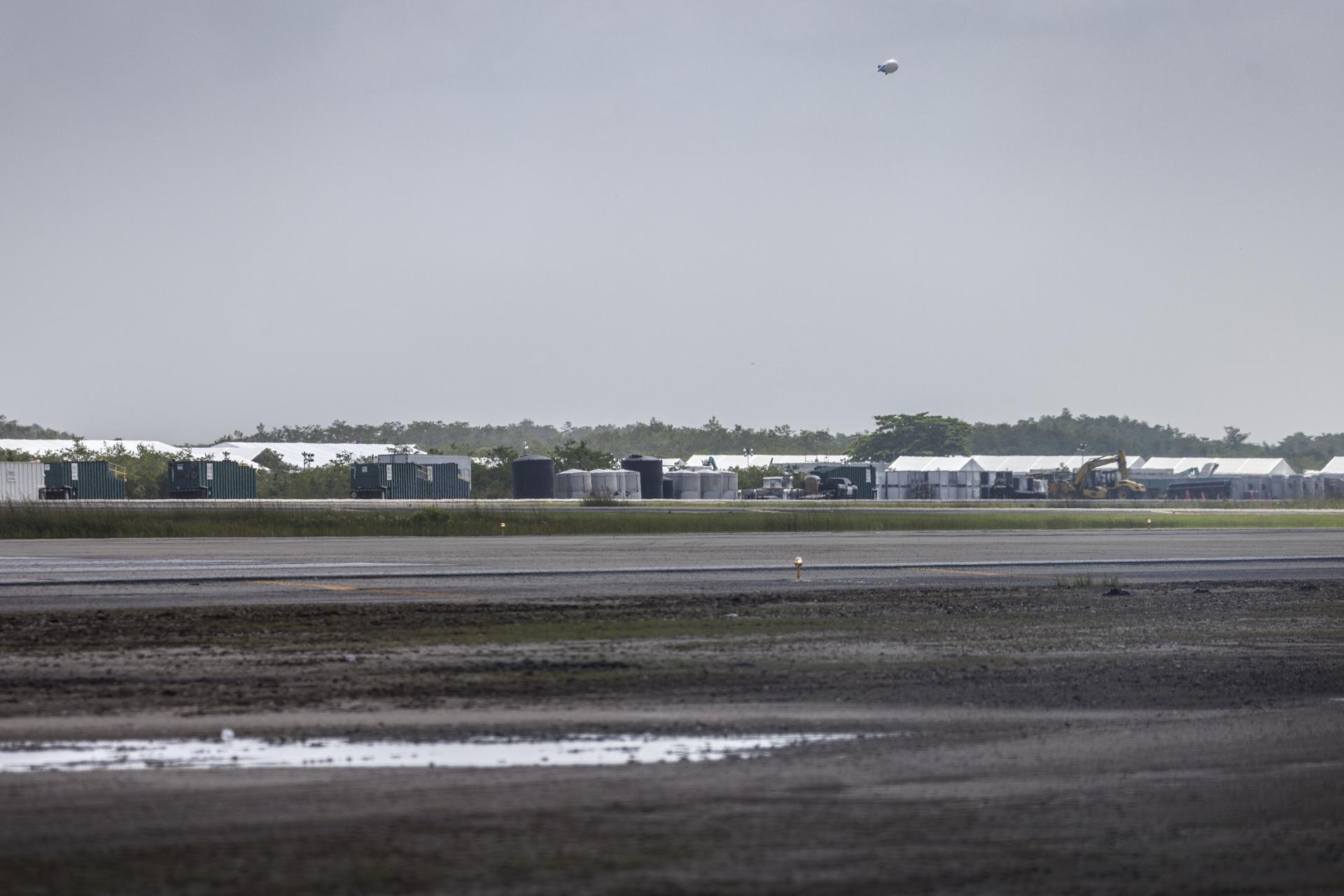 Varias tiendas blancas están colocadas junto a la pista del aeropuerto de entrenamiento y transición Dade-Collier, en Ochopee, Florida, EE.UU. EFE/CRISTOBAL HERRERA-ULASHKEVICH

