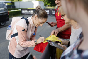 La jugadora de la selección española, Esther González, durante la rueda de prensa que ha ofrecido hoy jueves en Lausana, previa a la final que disputan el próximo domingo frente a Inglaterra. EFE / Ana Escobar.