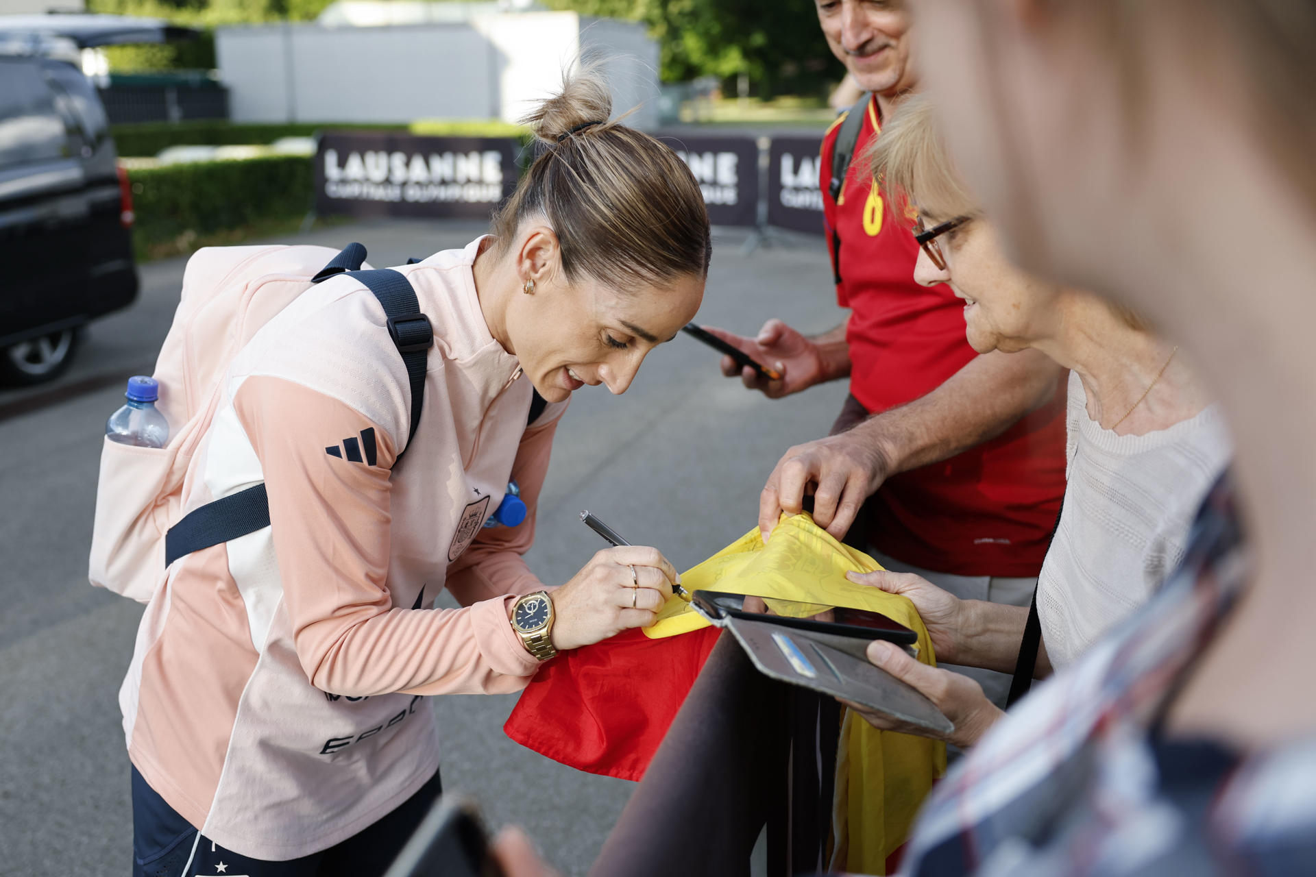 La jugadora de la selección española, Esther González, tras la rueda de prensa que ha ofrecido hoy jueves en Lausana, previa a la final que disputan el próximo domingo frente a Inglaterra. EFE / Ana Escobar.
