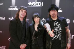 Los miembros de la banda Mägo de Oz, a su llegada a la alfombra roja de la primera edición de los Premios Odeón. EFE/ Javier López