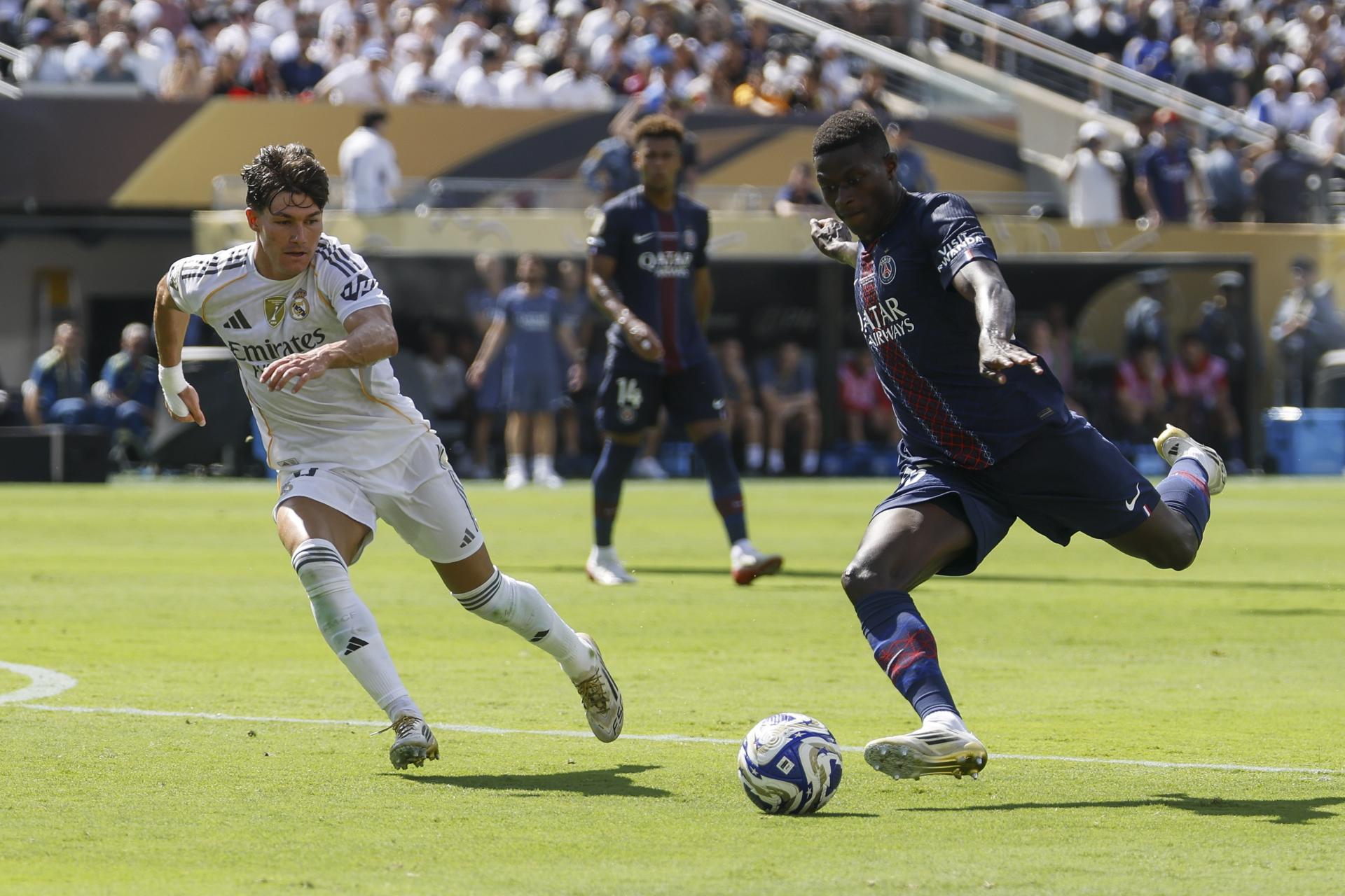 El portugués Nuno Mendes (d) prepara un centro al área del Real Madrid ante la marca del lateral Fran Garcia durante el partido jugado este martes en East Rutherford (Nueva Jersey) que clasificó al club francés a la final del Mundial de Clubes con una goleada por 4-0. EFE/EPA/CJ GUNTHER